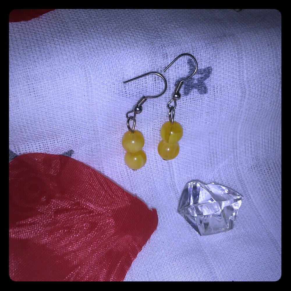 ✨BEAUTIFUL yellow beaded earrings